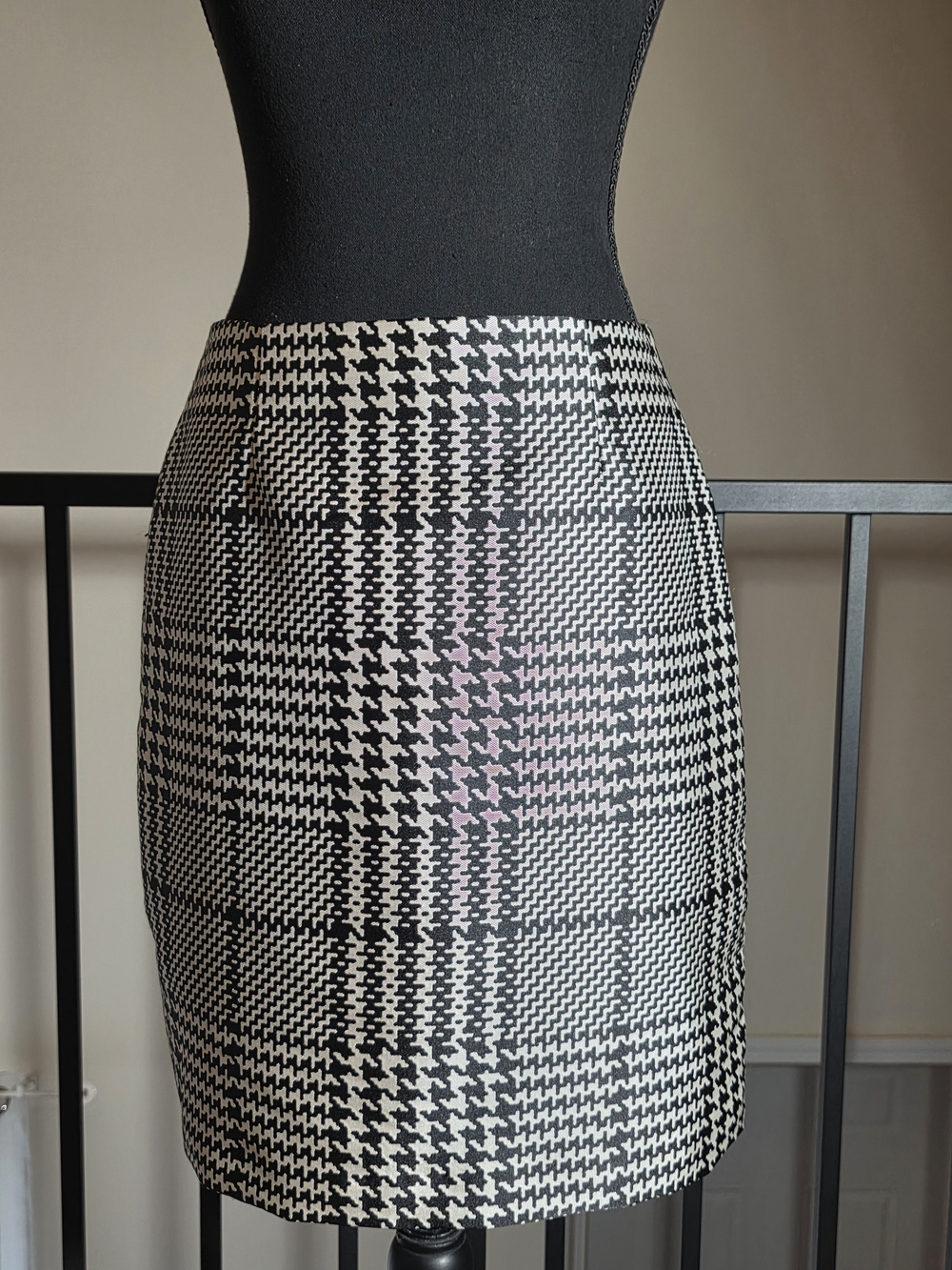 White House Black Market Black and White Houndstooth Pencil Skirt (Size 4P)